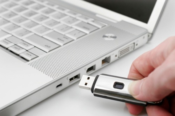 Usb Pen Drive W Laptop 600